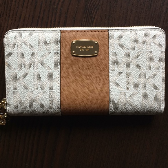 NWT MK ZIP WALLET - Picture 2 of 7